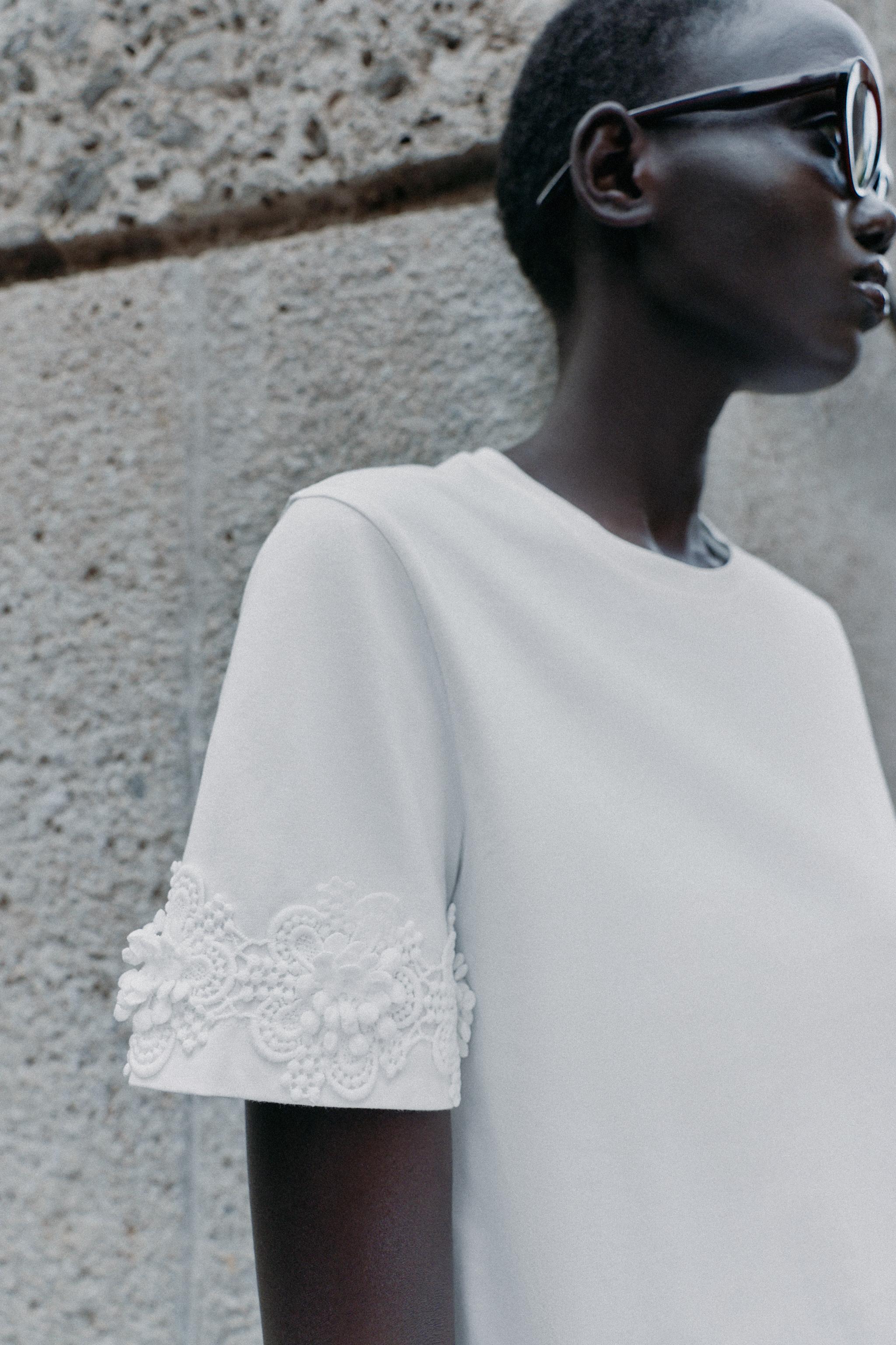 EMBROIDERED FLOWER T-SHIRT