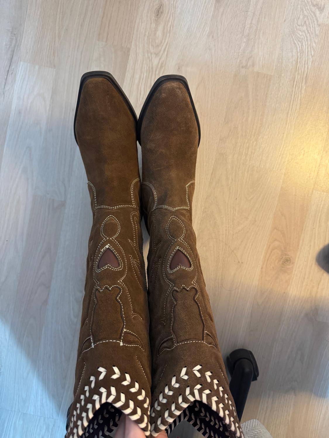 LEATHER EMBROIDERED BOOTS - Image 4
