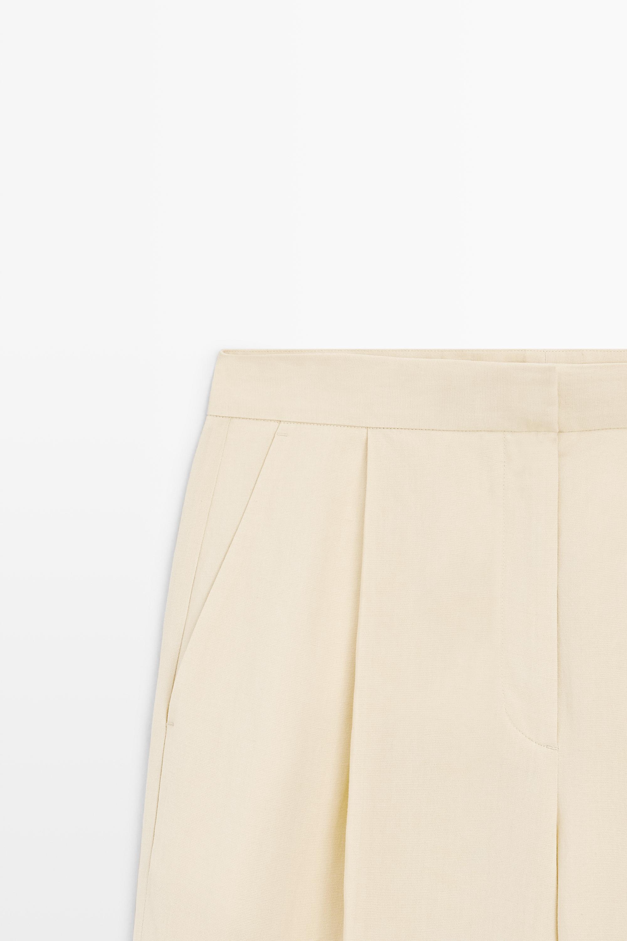 Flowing trousers with pleats
