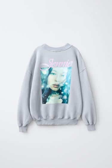 BLUZË HOODIE E LAZARUAR ME STAMPIM JENNIE ©™ - Gri e mesme nga Zara