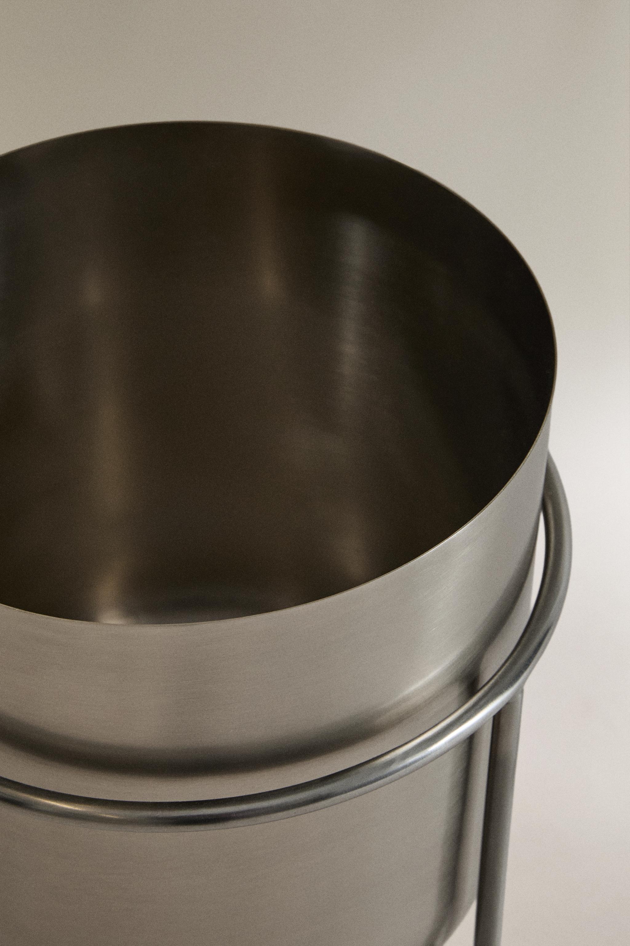 METAL FLOWERPOT — P