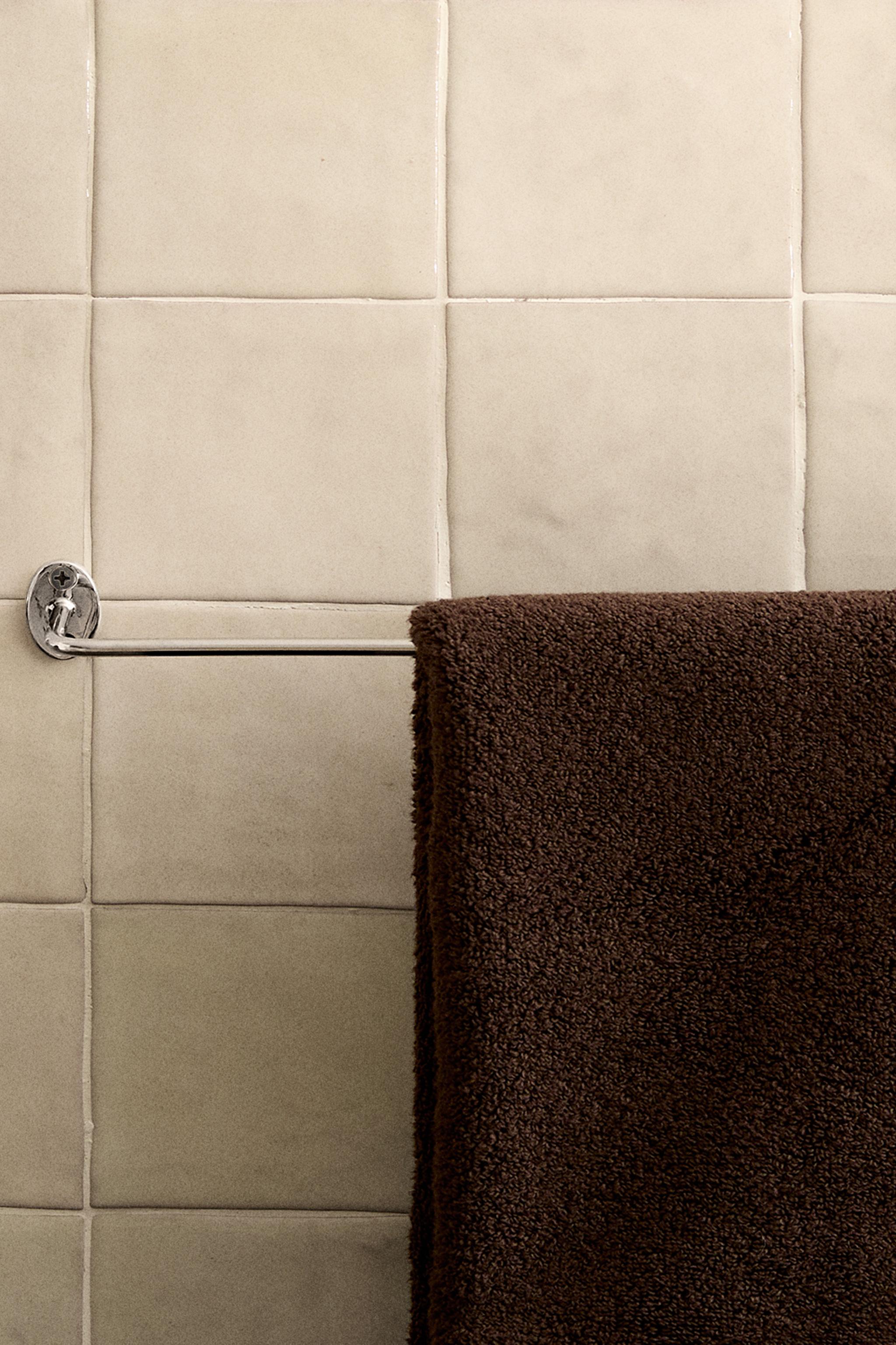SILVER METAL TOWEL RACK — Silver