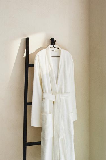 COTTON BATHROBE WITH SATEEN APPLIQUÉ - أبيض مكسور الخاص بـ Zara