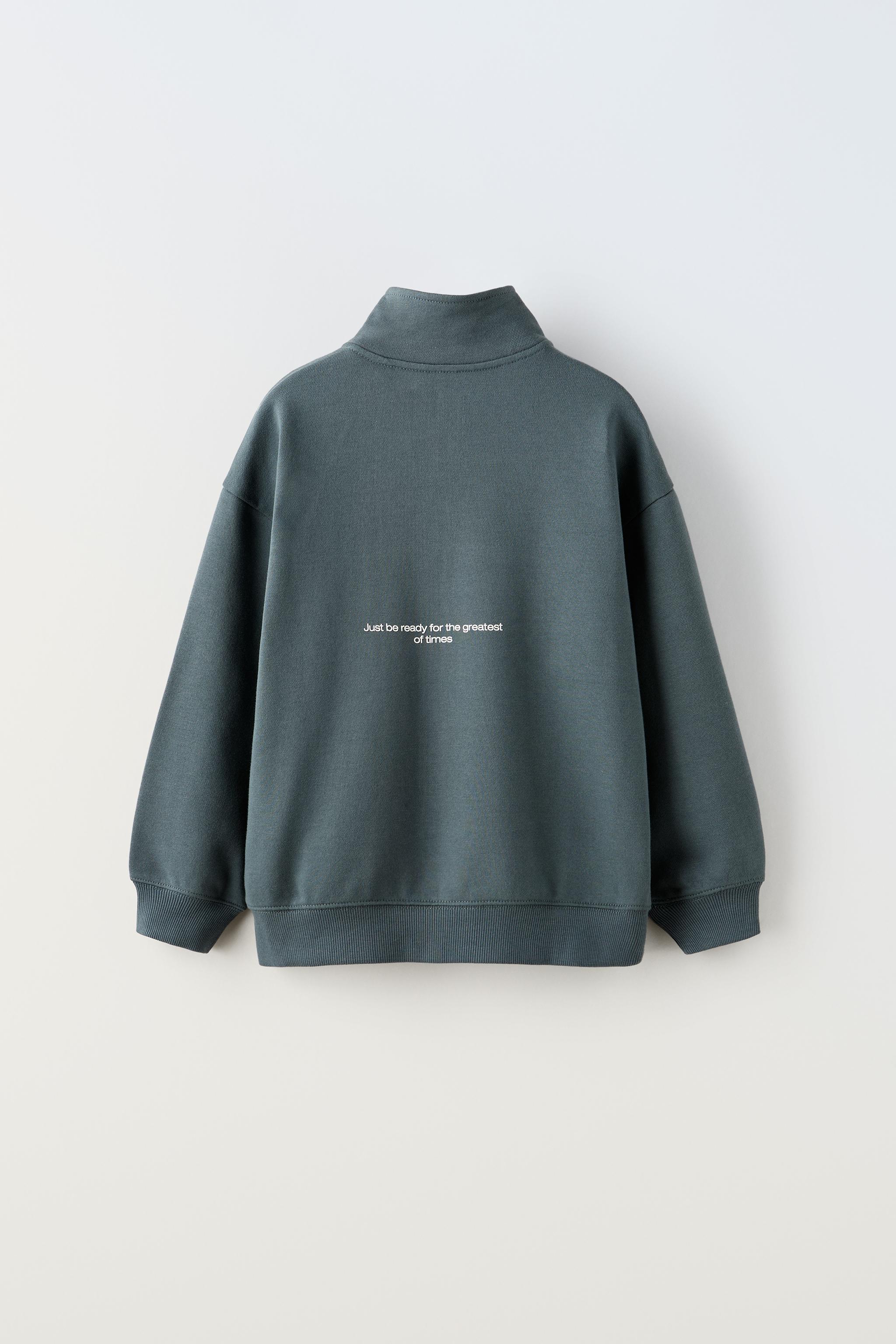 QUARTER ZIP TEXT SWEATSHIRT