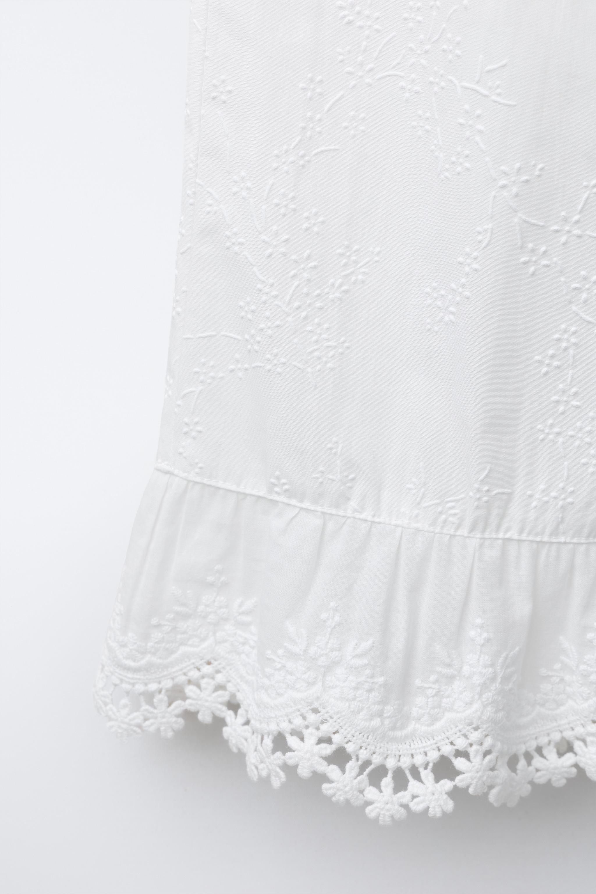 PANTALON VOLANT ET BRODERIES
