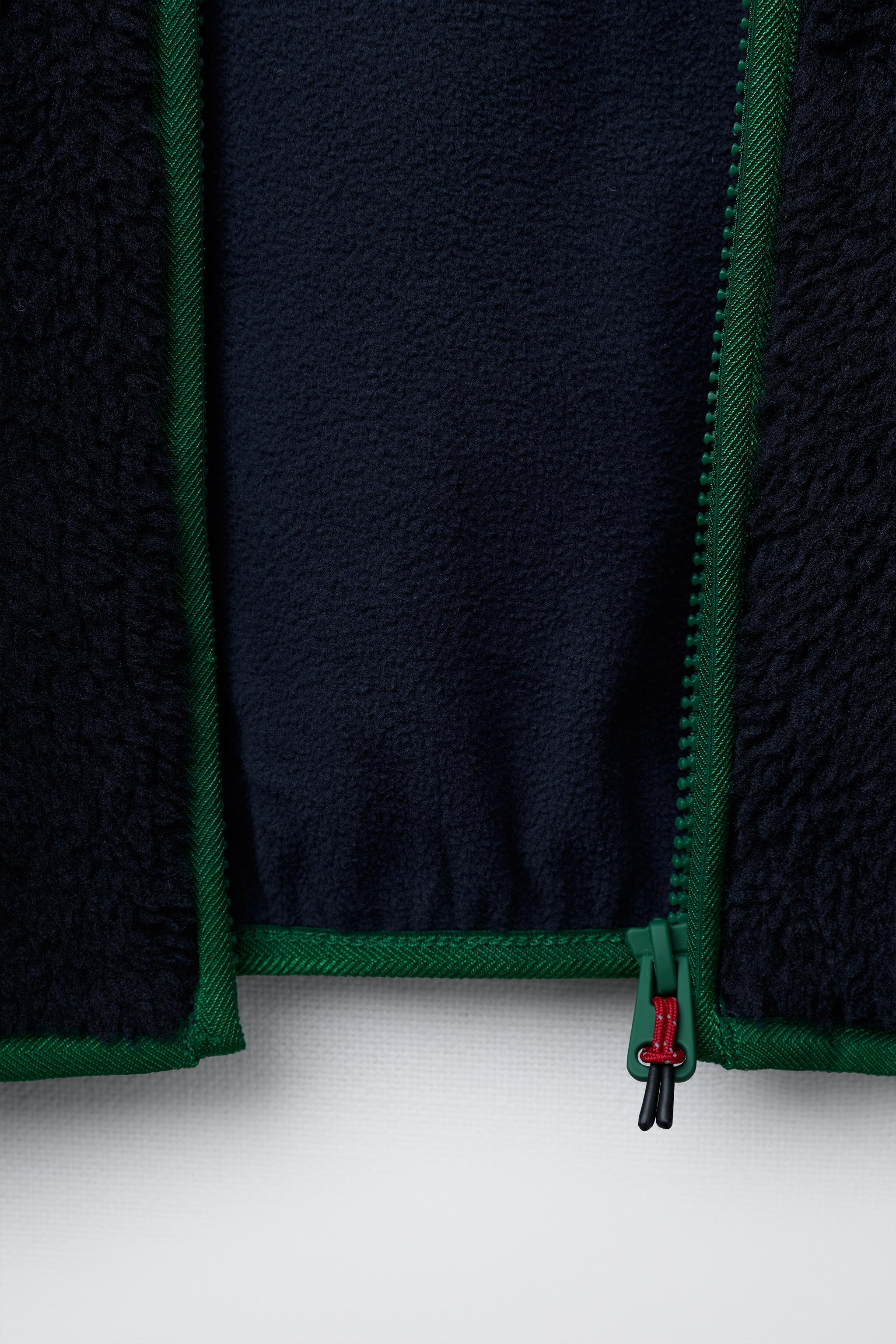 BLOUSON EFFET MOUTON À CAPUCHE COLOR BLOCK