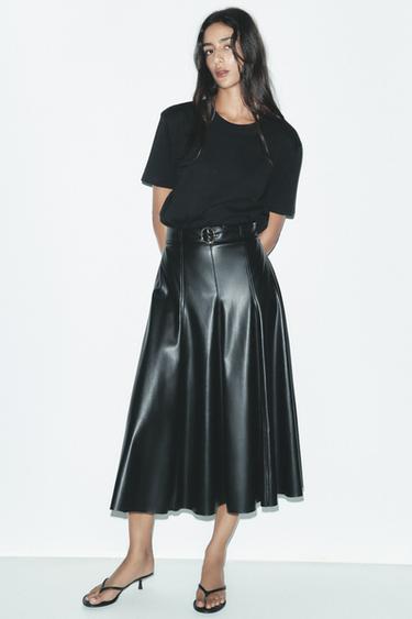 FALDA MIDI EFECTO PIEL - Negro de Zara