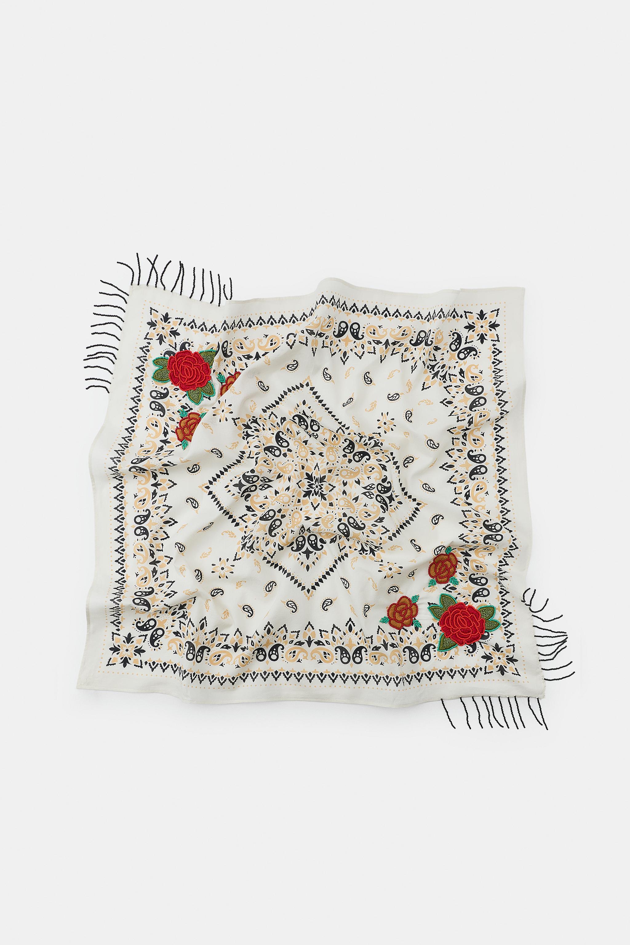 FOULARD IMPRIMÉ BRODERIES ROSES FRANGES