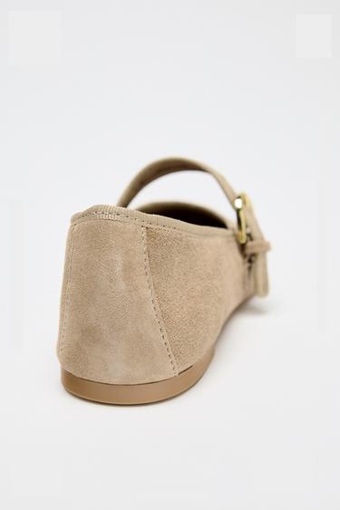 BALLERINES À BRIDE EN DAIM - Marron sable de Zara - Image 5