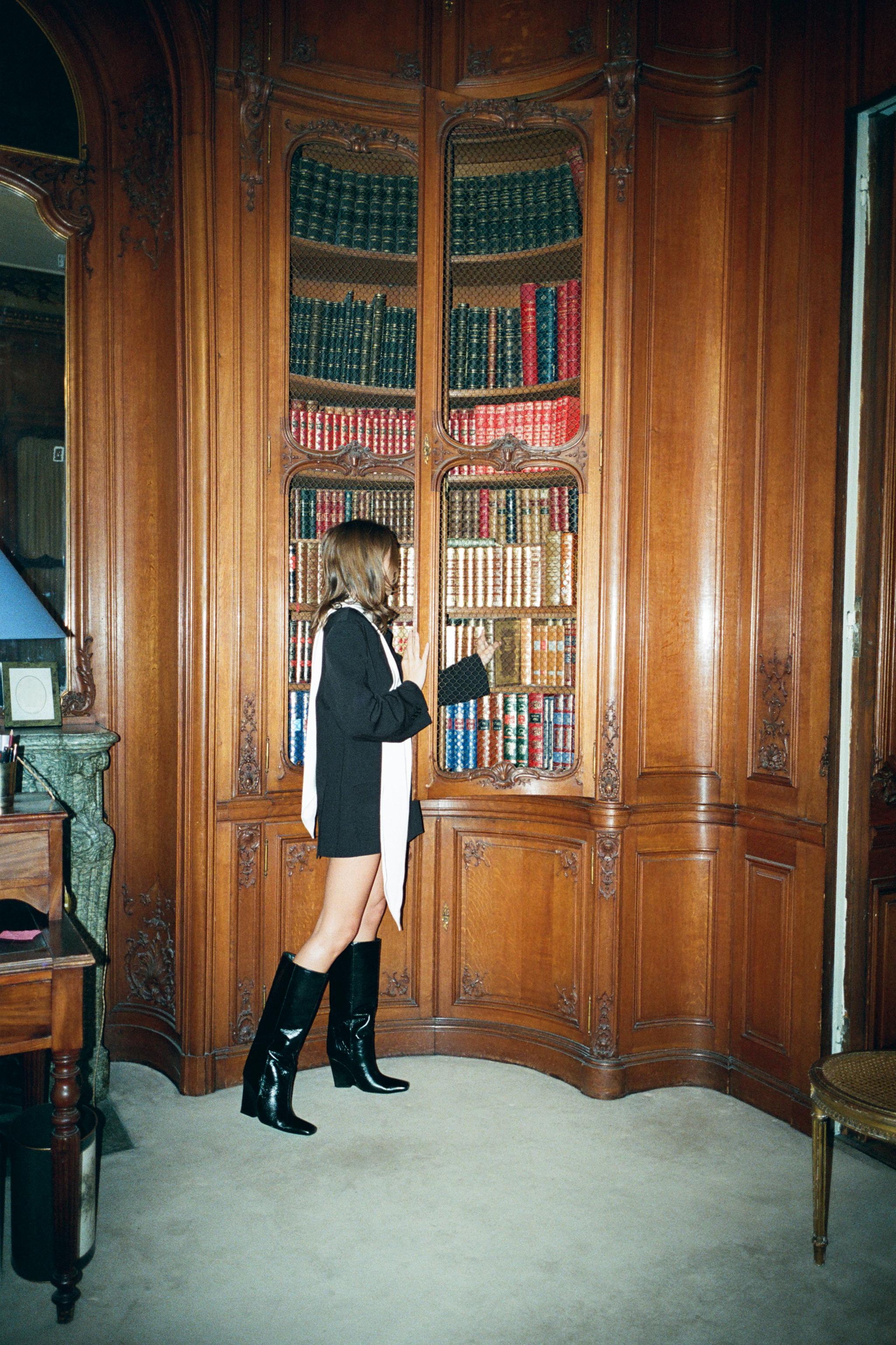 CONTRASTING SCARF BLAZER