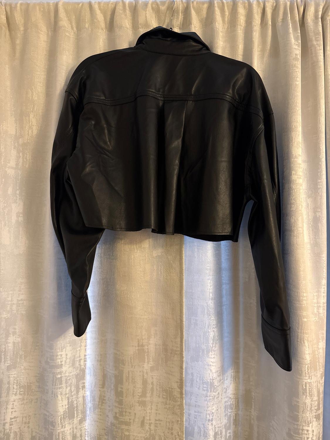 FAUX LEATHER CROP SHIRT - Image 2