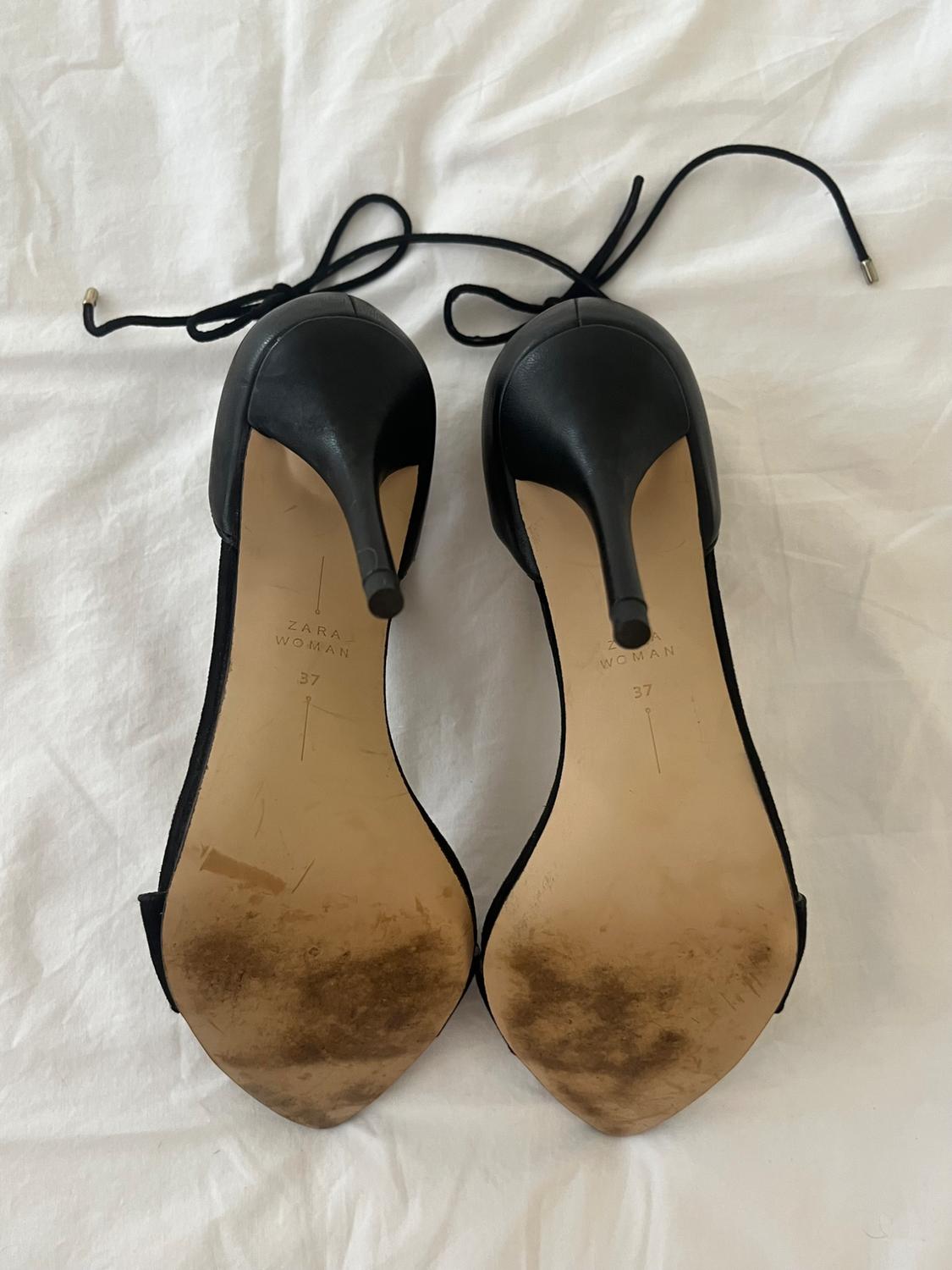 BLACK HIGH HEELED SANDALS - Image 4