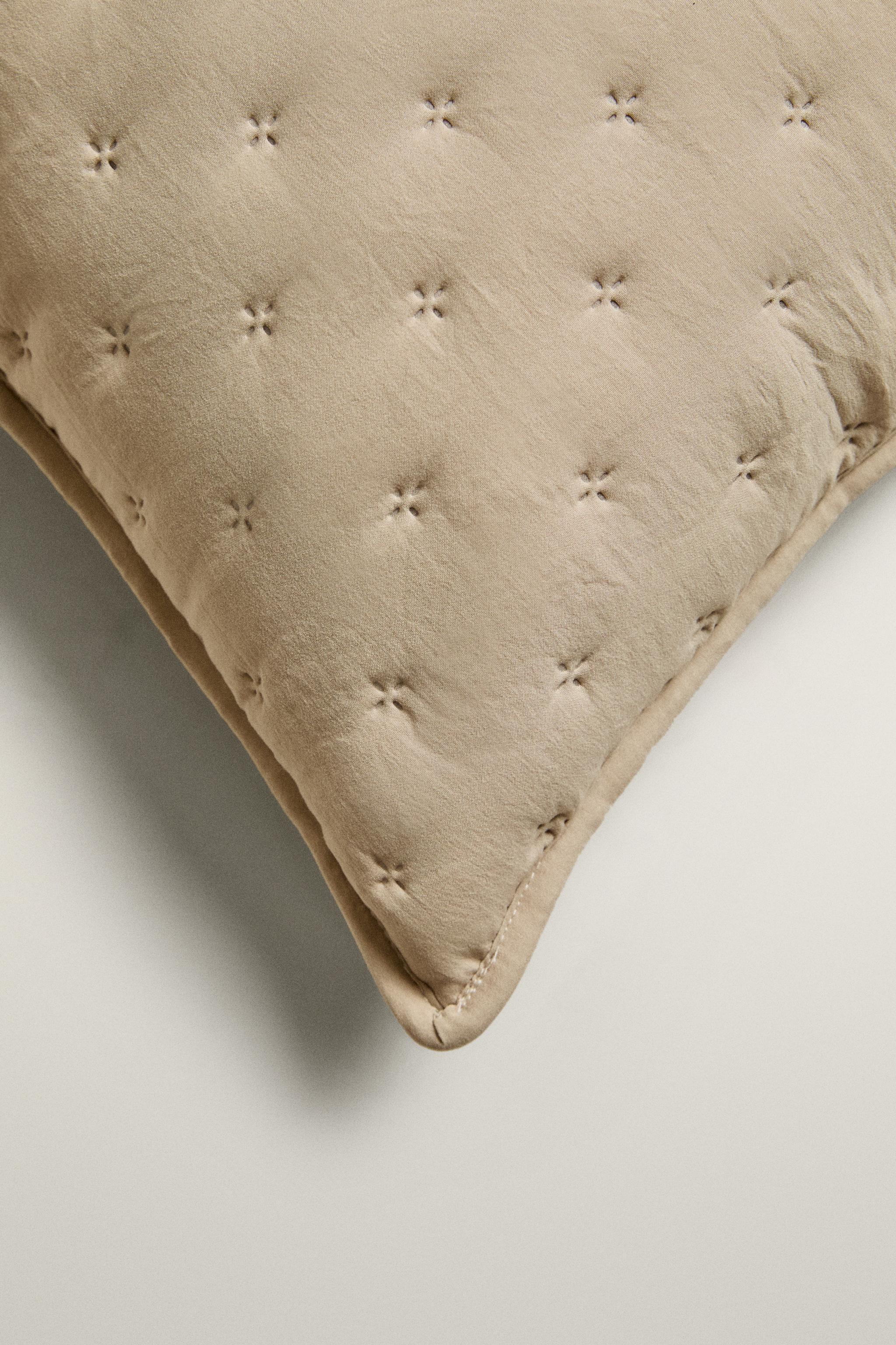 PLAIN THROW PILLOW COVER WITH DOTS