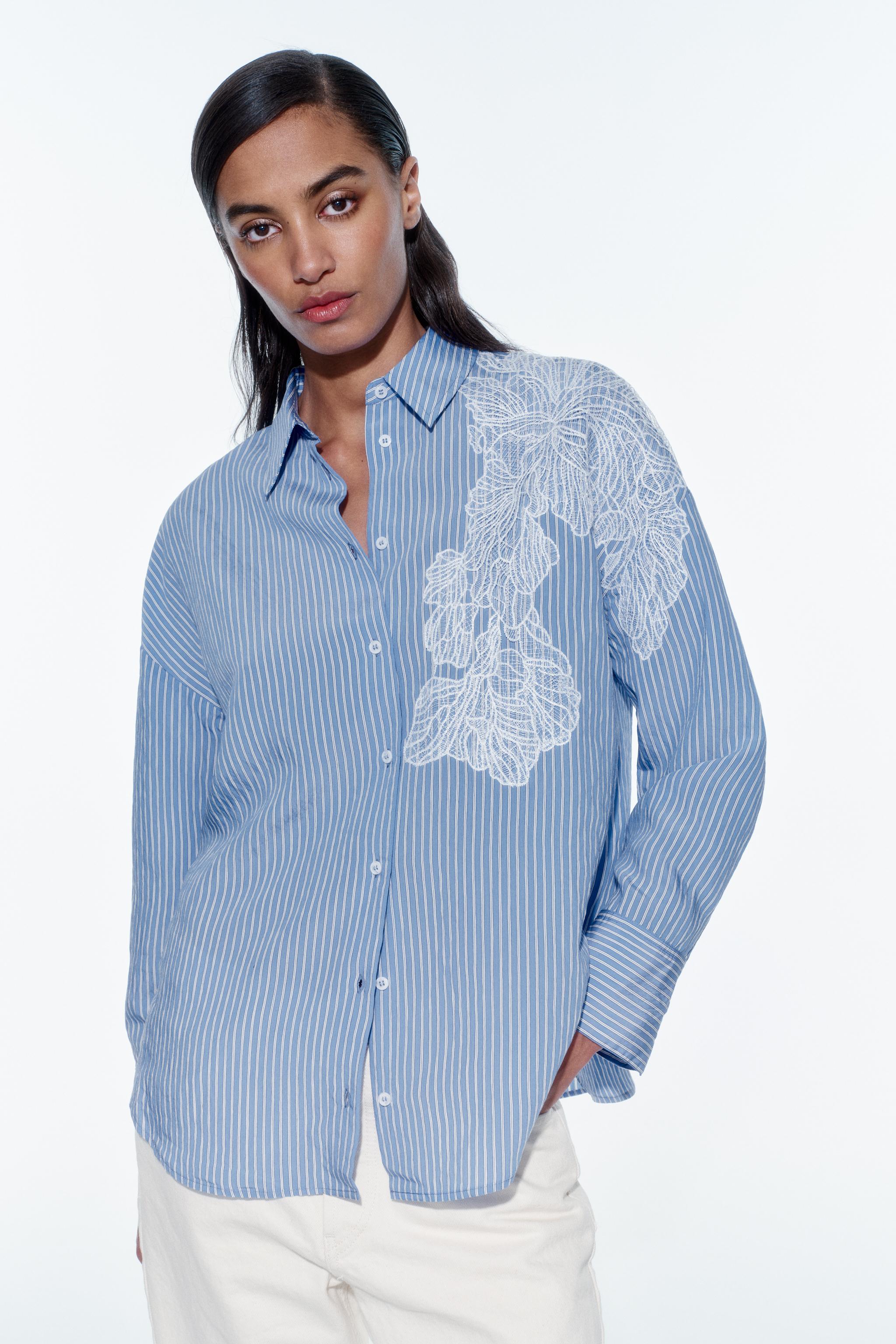 CAMISA ÀS RISCAS COM FLOR BORDADA - Azul / Branco