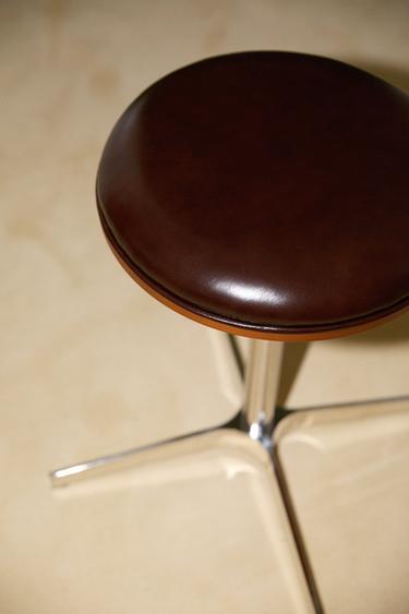 Zara HOKLICA OD KOŽE I NERĐAJUĆEG ČELIKA – smeđa čokolada