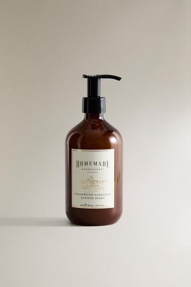 (550 ML) CEDARWOOD, GERANIUM, JUNIPER BERRY EXFOLIANT - White / Pink by Zara - Image 0