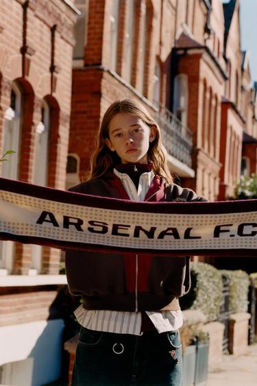 BUFANDA PUNTO ESTAMPADO FLECOS ARSENAL F.C. © - Granate de Zara