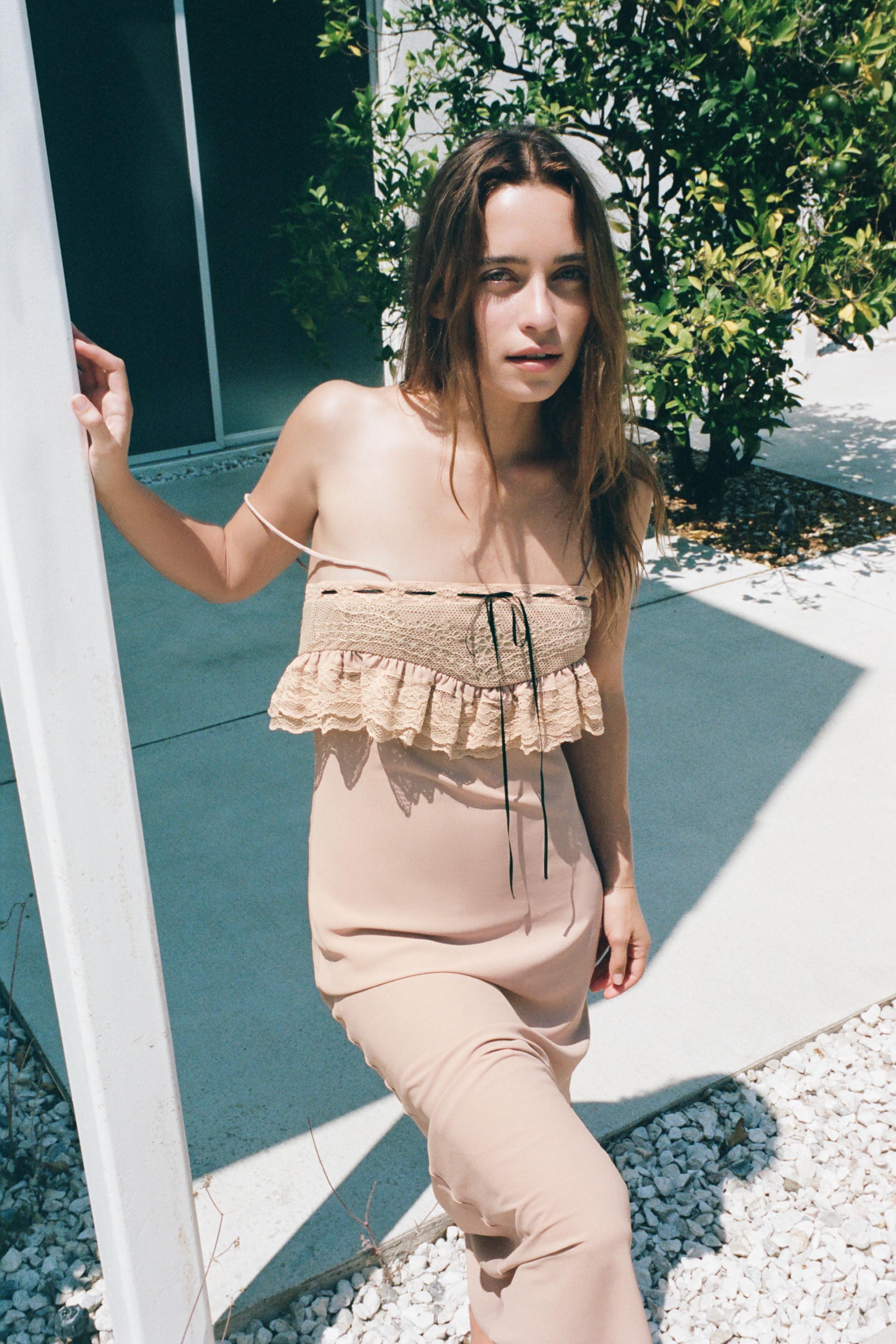 ROBE À BRODERIES ET NŒUD CONTRASTANT
