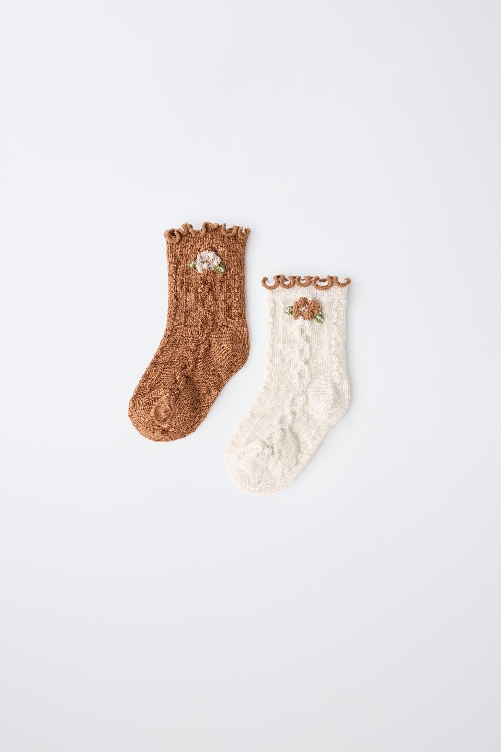 LOT DE DEUX PAIRES CHAUSSETTES À FLEUR ET BORD FESTONNÉ