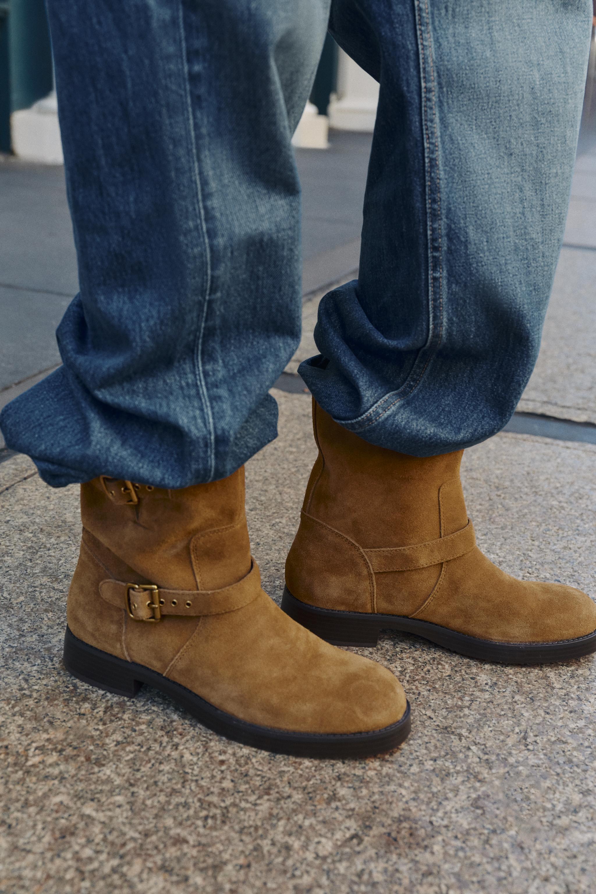 BOTTINES À BOUCLES EN CROÛTE DE CUIR