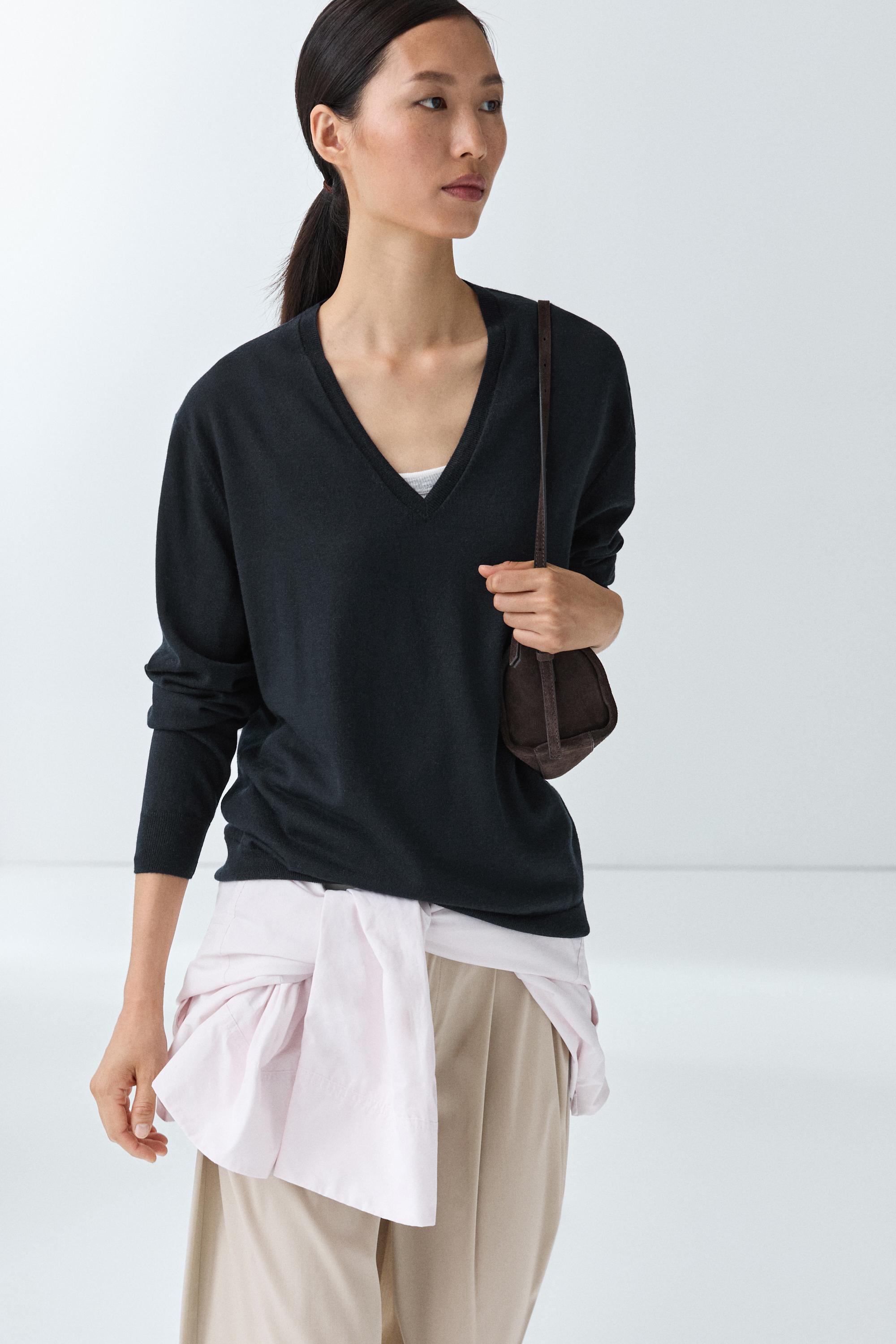 V-neck knit sweater — Navy blue
