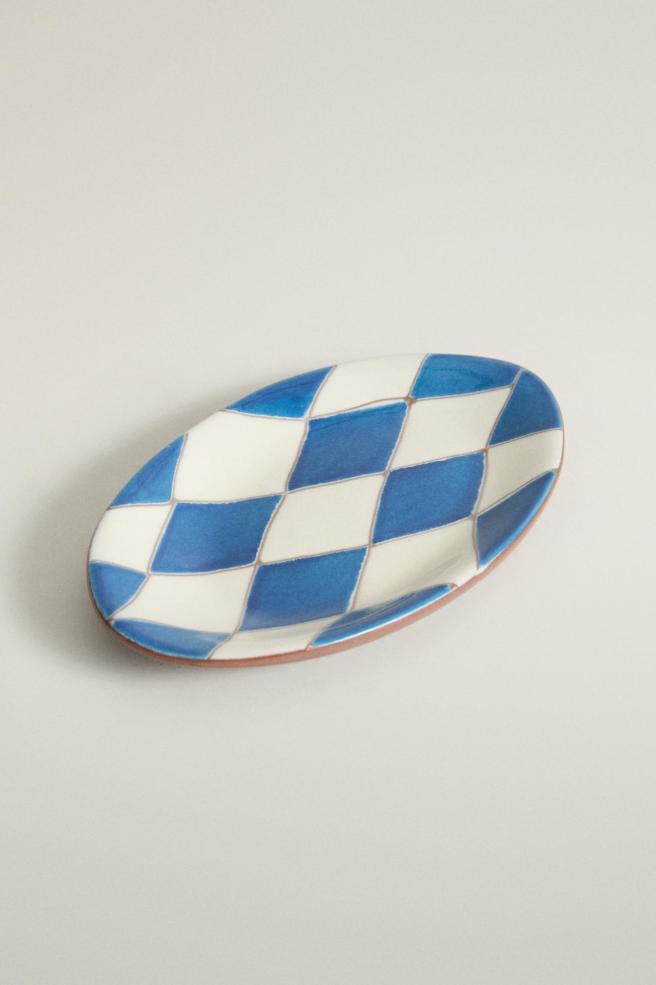 BLUE DIAMOND CERAMIC BATHROOM SOAP DISH — Blue / White