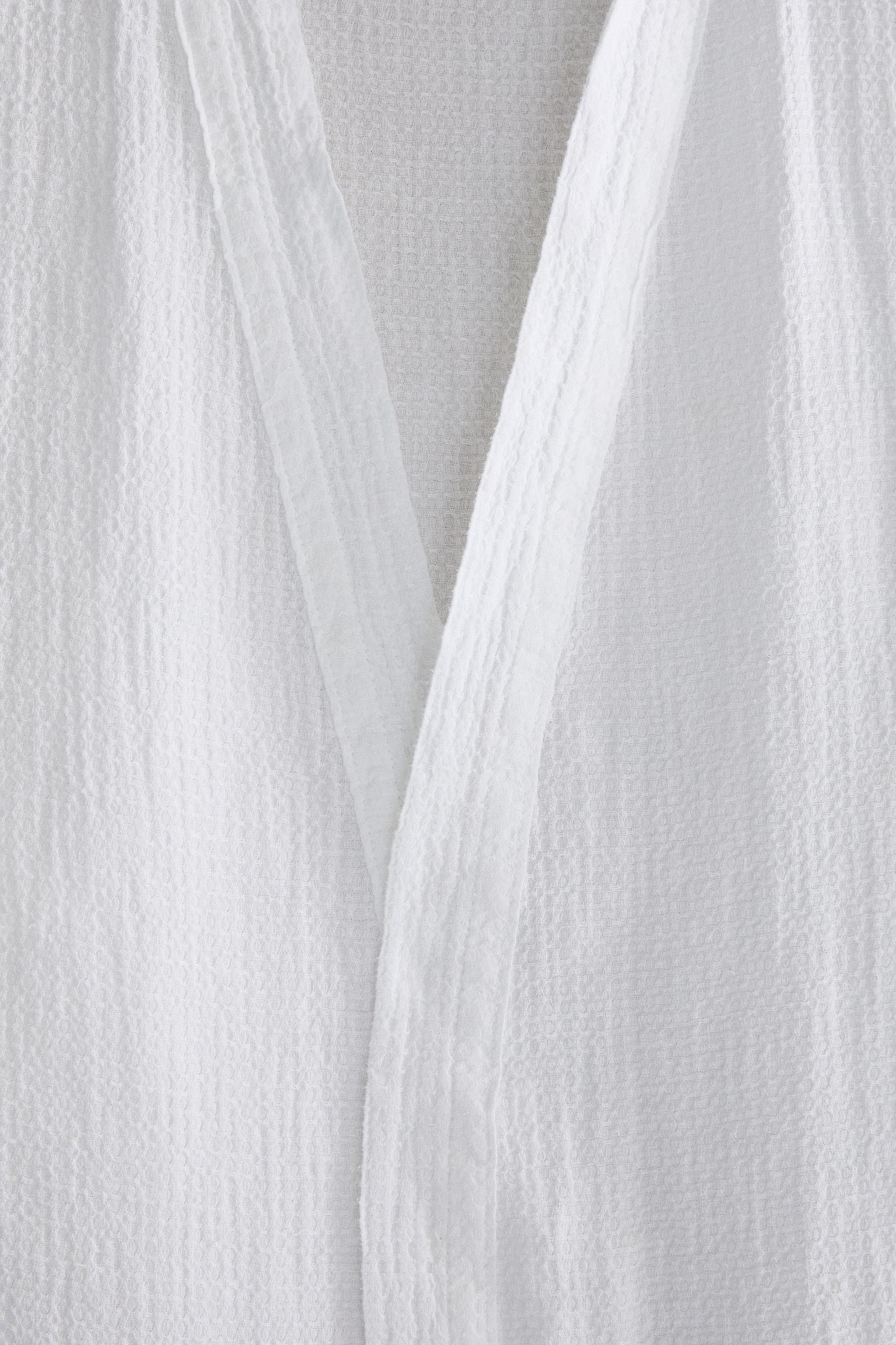 LINEN WAFFLE-KNIT BATHROBE