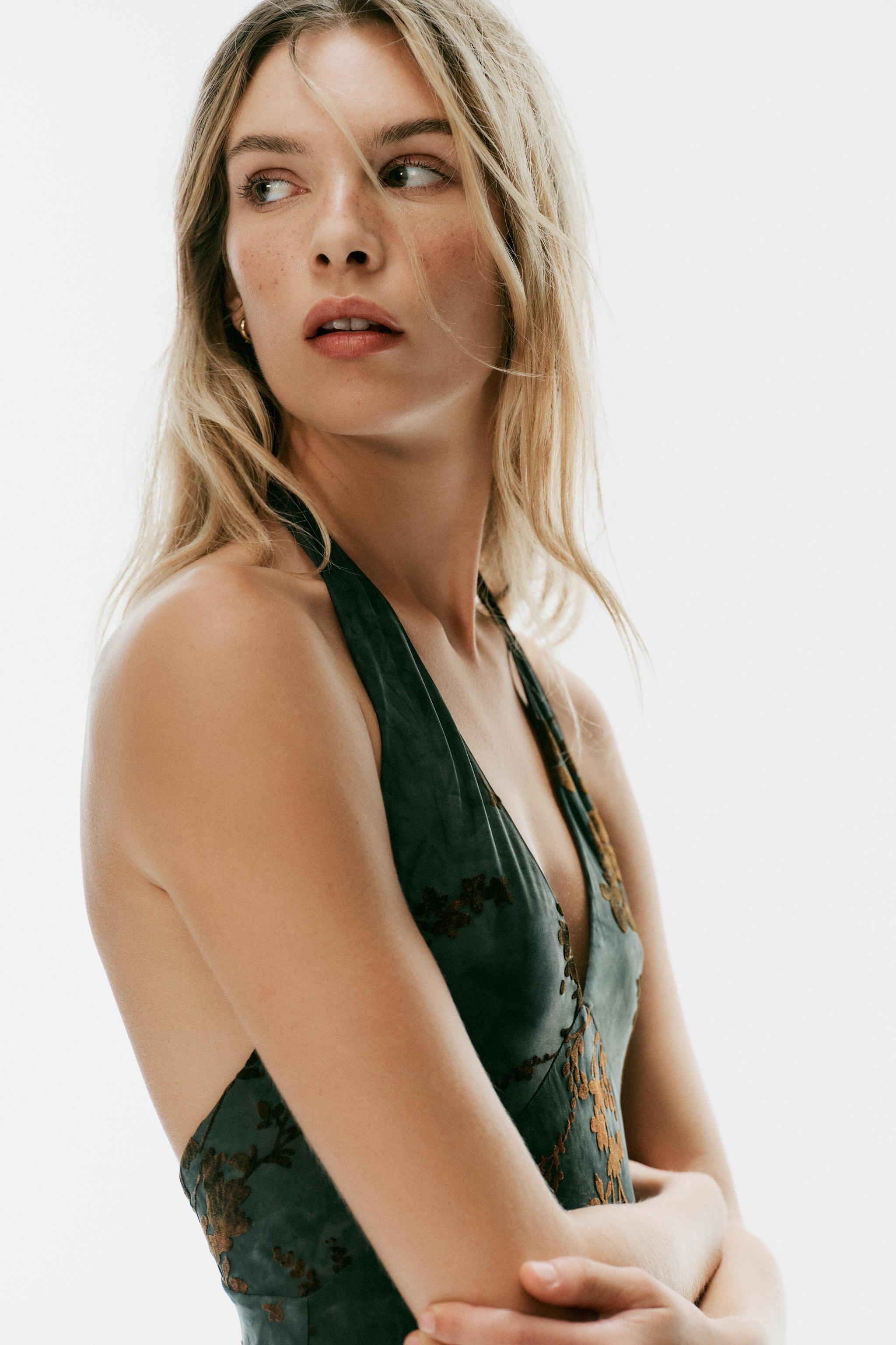 ROBE LONGUE HALTER FLOQUÉE