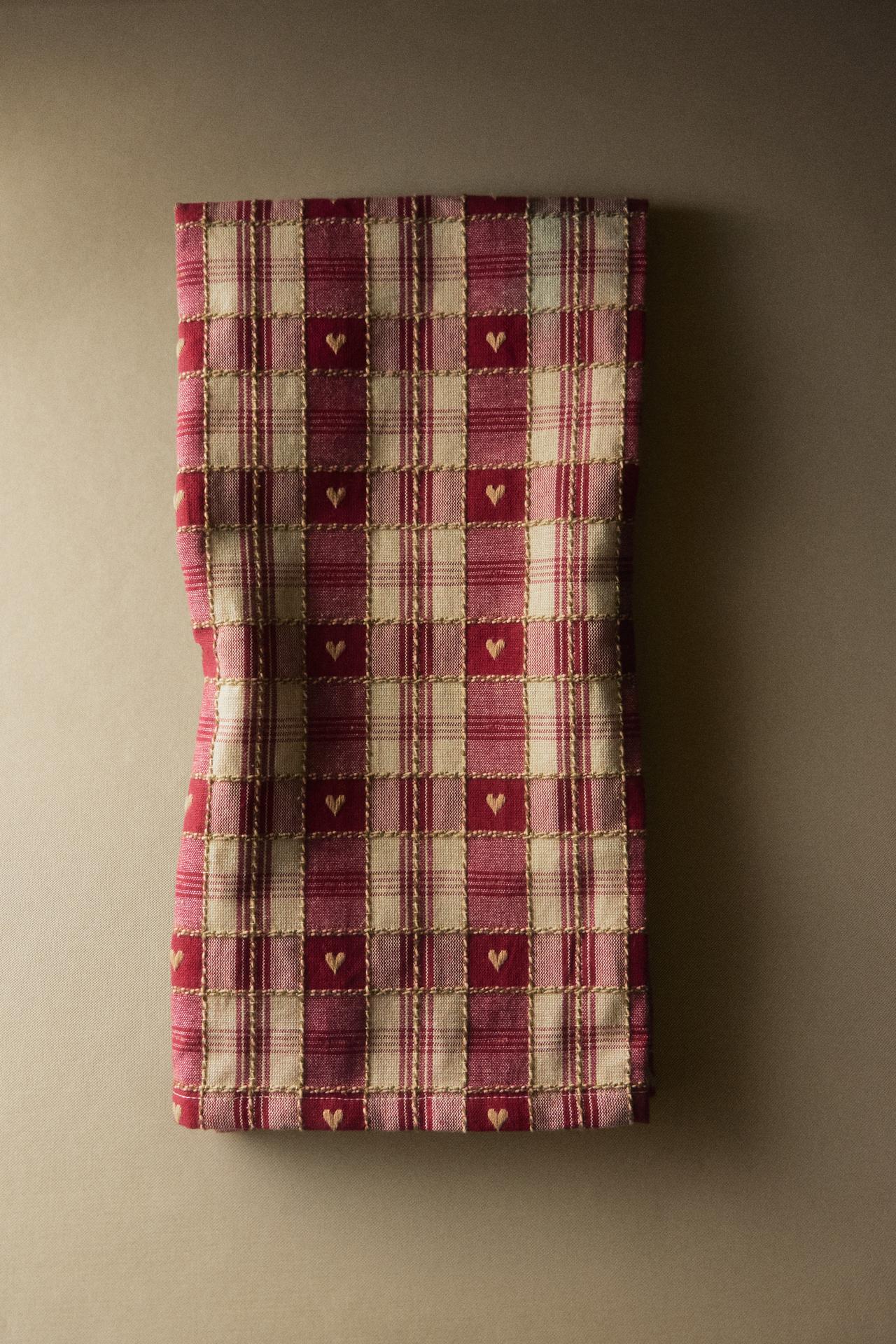 COTTON CHECK HEART CHRISTMAS KITCHEN TOWELS (PACK OF 2) — Red
