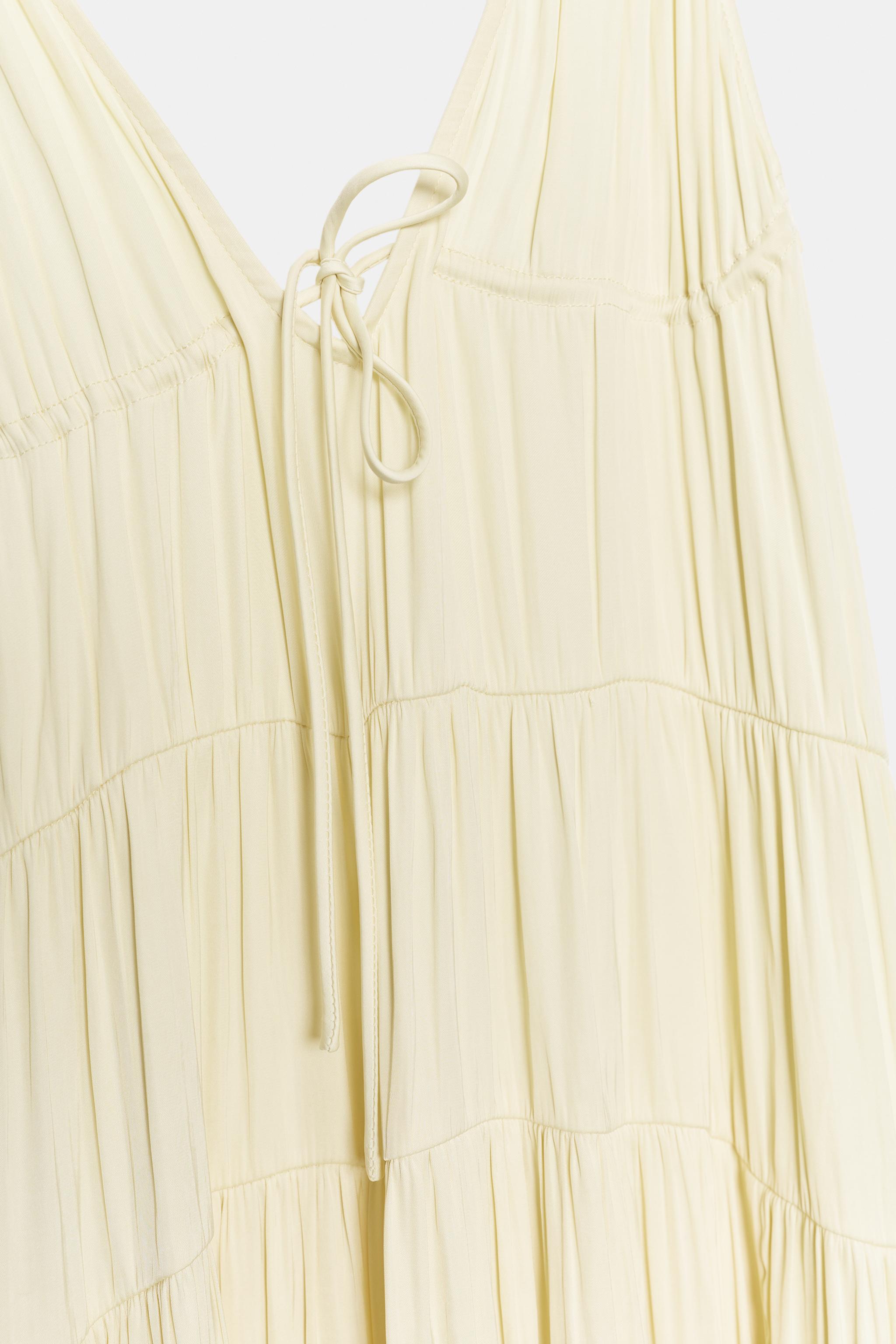 ROBE LONGUE SATINÉE À PLIS