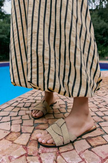 Zara CROSSED LEATHER FLAT SANDALS - Sandy Brown