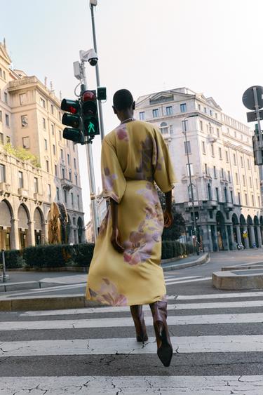 ROBE MIDI IMPRIMÉE SATINÉE - Marron / Vert de Zara - Image 5