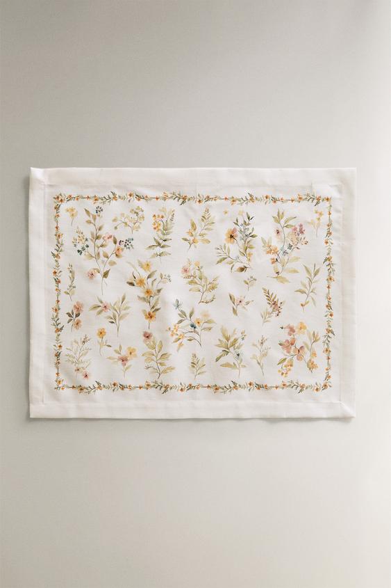JOGO AMERICANO RESINADO COM ESTAMPADO DE FLORES - Verde-claro da Zara - Imagem 0
