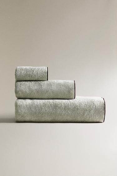 TOALHA DE BANHO DE ALGODÃO COM OVERLOCK - Verde-médio da Zara