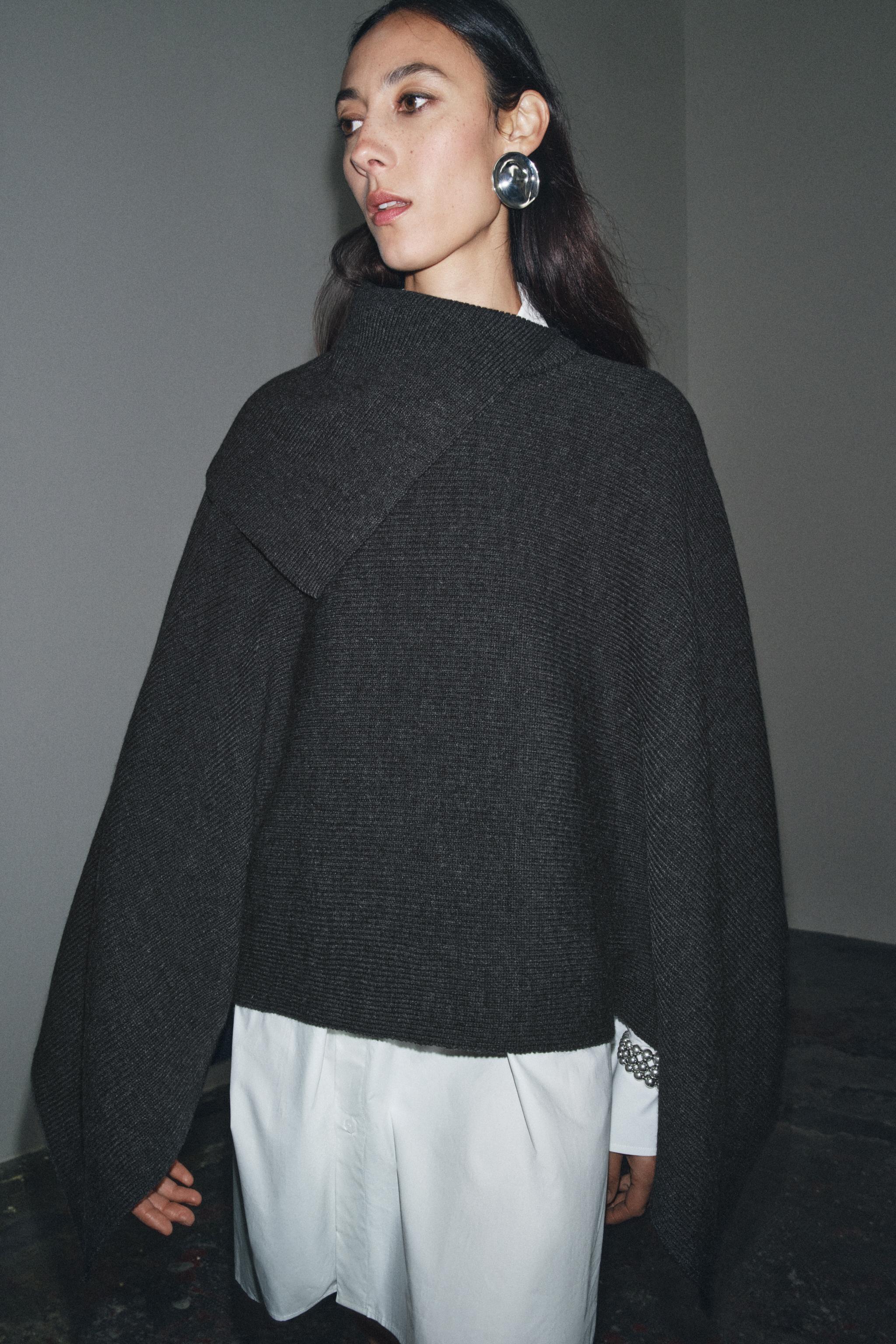CAPE AVEC LAINE COL ASYMÉTRIQUE