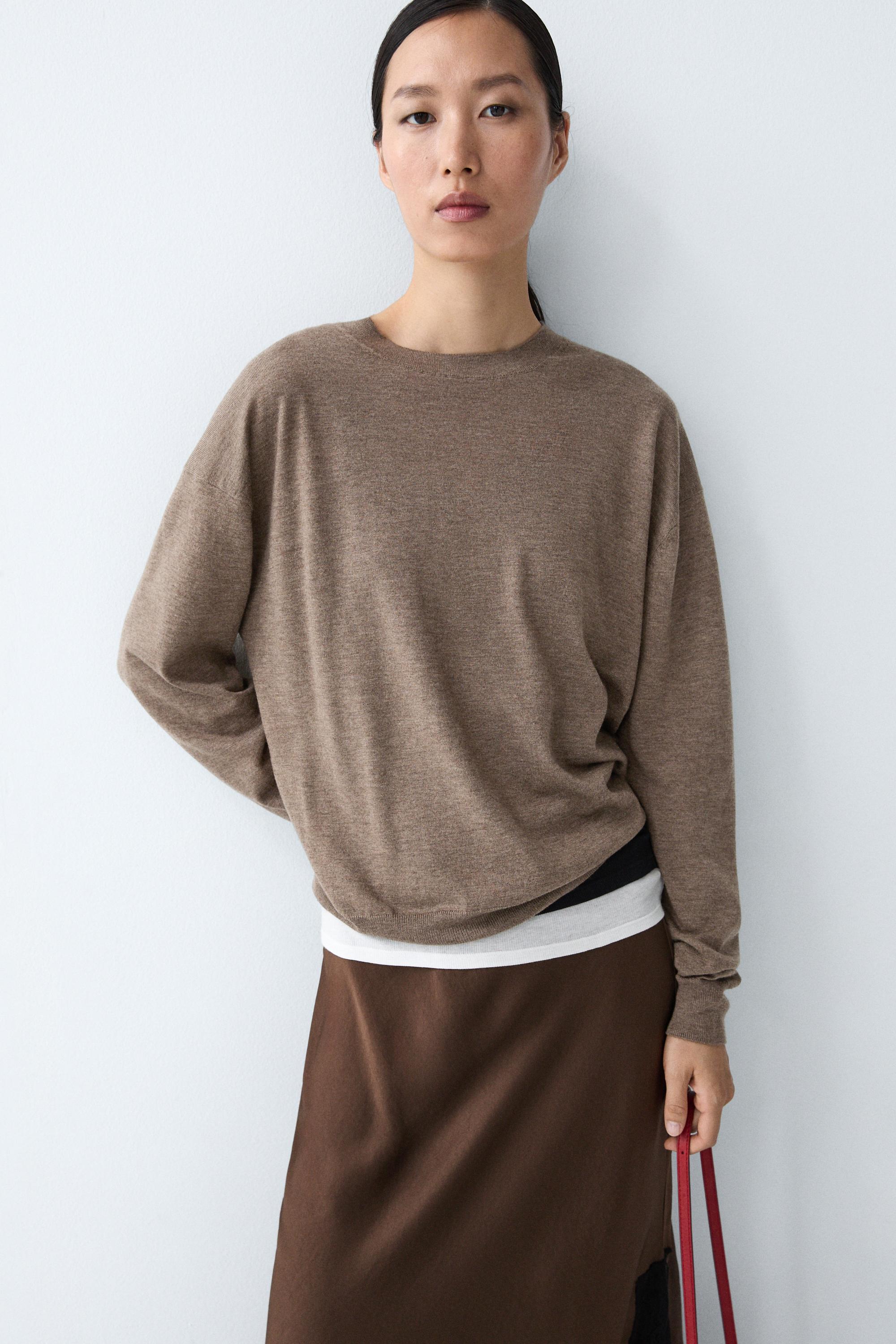 Fine knit round neck sweater — Black gold