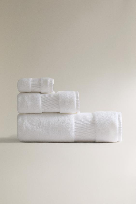 EXTRA SOFT BATH TOWEL (800 GXM²) - White | ZARA United Kingdom