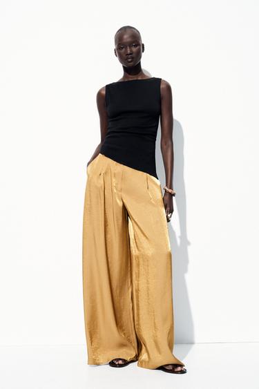 تيشرت غير متناسق بثنيات - أسود الخاص بـ Zara