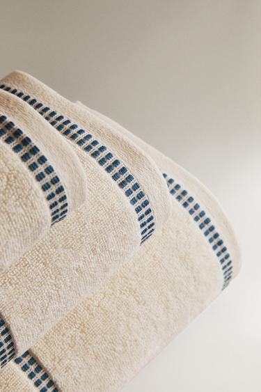 SERVIETTE DE BAIN BORDURE GÉOMÉTRIQUE - Ivoire de Zara - Image 1