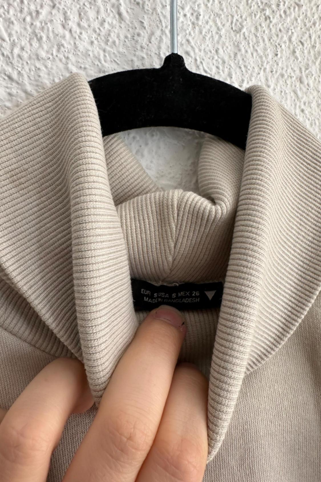 HIGH NECK SWEATSHIRT - Image 2