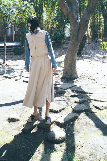 伸縮性のある裾のショートベストミディアムキャメル0Zaraの伸縮性のある裾のショートベスト - ミディアムキャメル - 画像 0