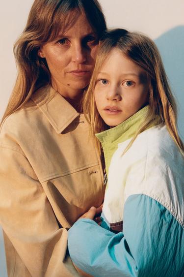 CHUBASQUERO CANGURO COLORBLOCK - Azul de Zara