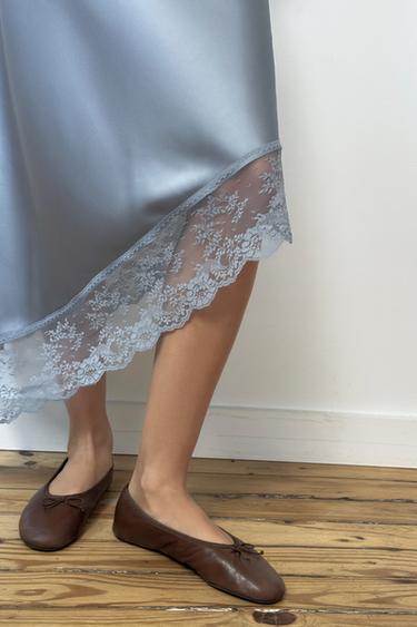 JUPE MI-LONGUE SATINÉE AVEC BAS ASYMÉTRIQUE EN DENTELLE - Bleu / Gris de Zara - Image 2