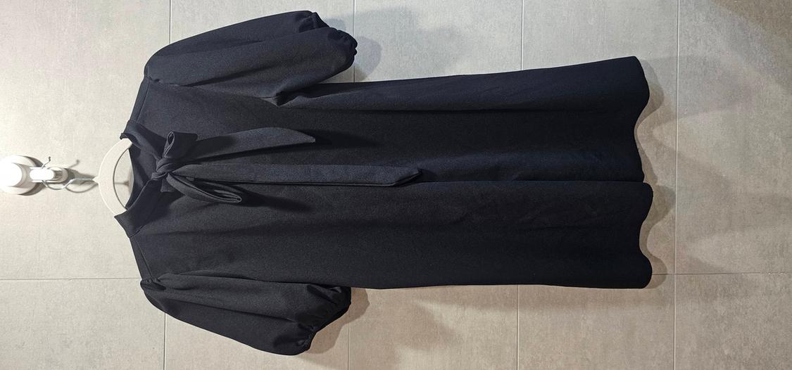 BLACK MIDI DRESS WITH PUFF SLEEVES AND DETAILED NECKLINE. - Image 2