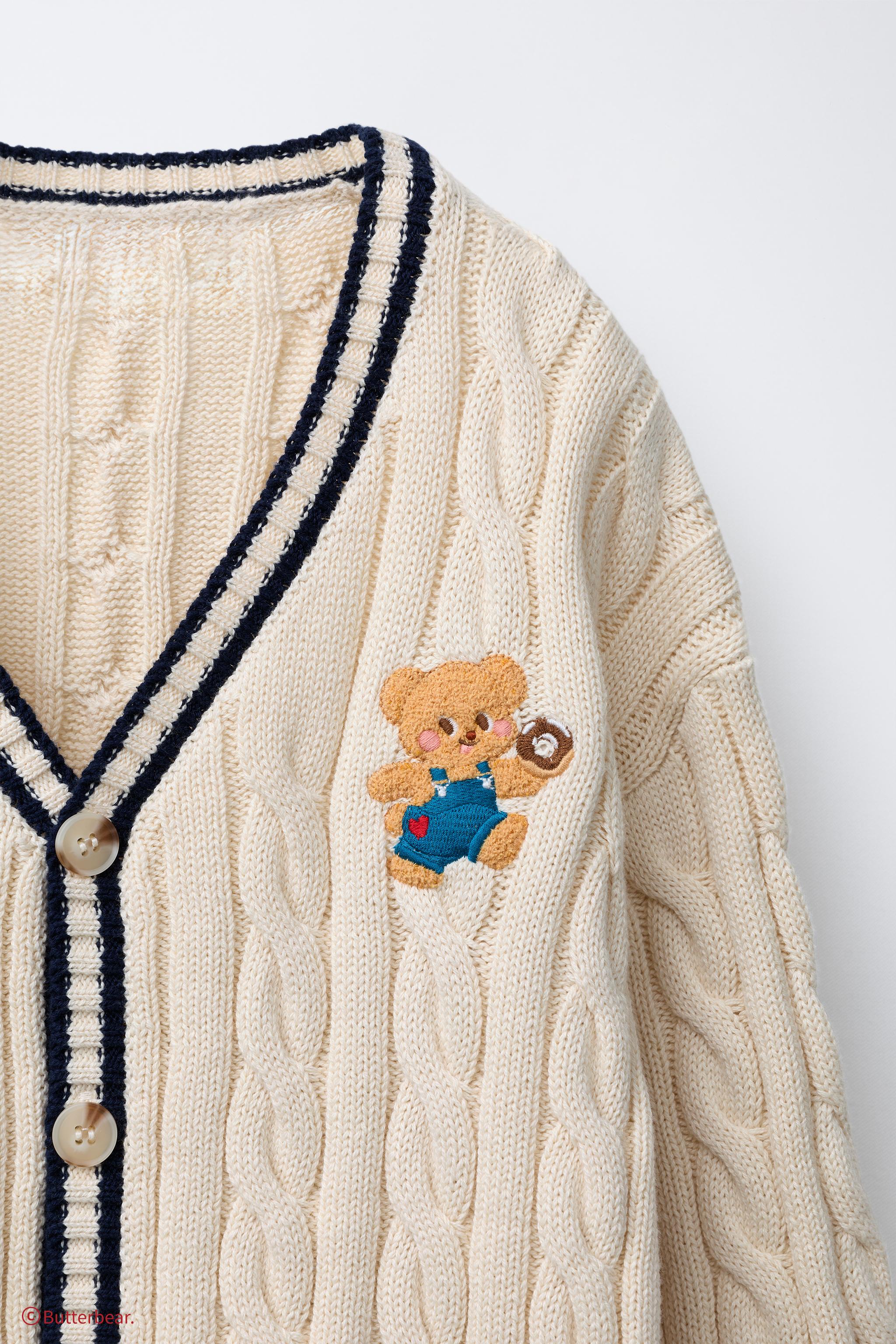 BUTTERBEAR ©刺繍入りケーブルニットカーディガン - エクリュ