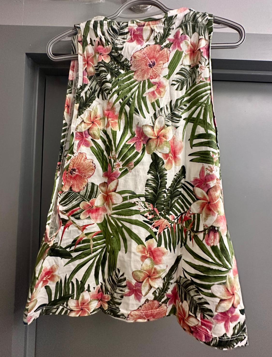 SLEEVELESS FLORAL TSHIRT ROUND NECK SLEEVELESS PRINTED TSHIRT. BREAST POCKET. - Image 3