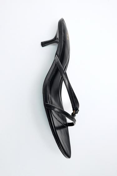 SANDALIA KITTEN DETALLE METÁLICO - Negro de Zara