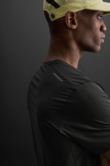 LIGHTWEIGHT TECHNICAL T-SHIRT - Black by Zara
