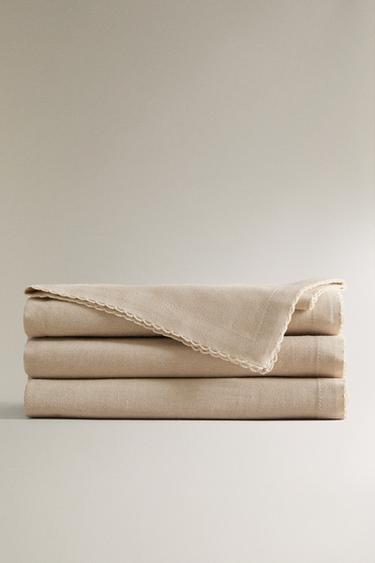 OBRUS Z POFALOWANYM OBSZYCIEM - Jasnobeżowy Zara