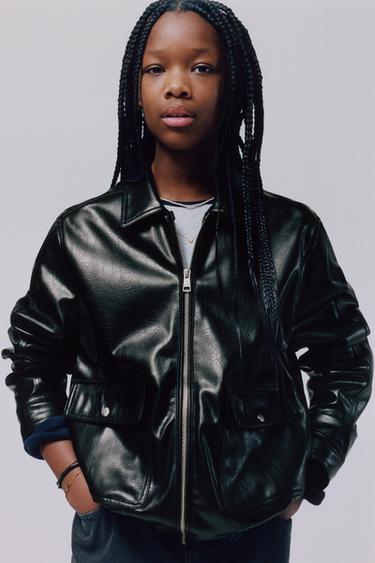 BLOUSON EN MATIÈRE SYNTHÉTIQUE À POCHES - Noir de Zara